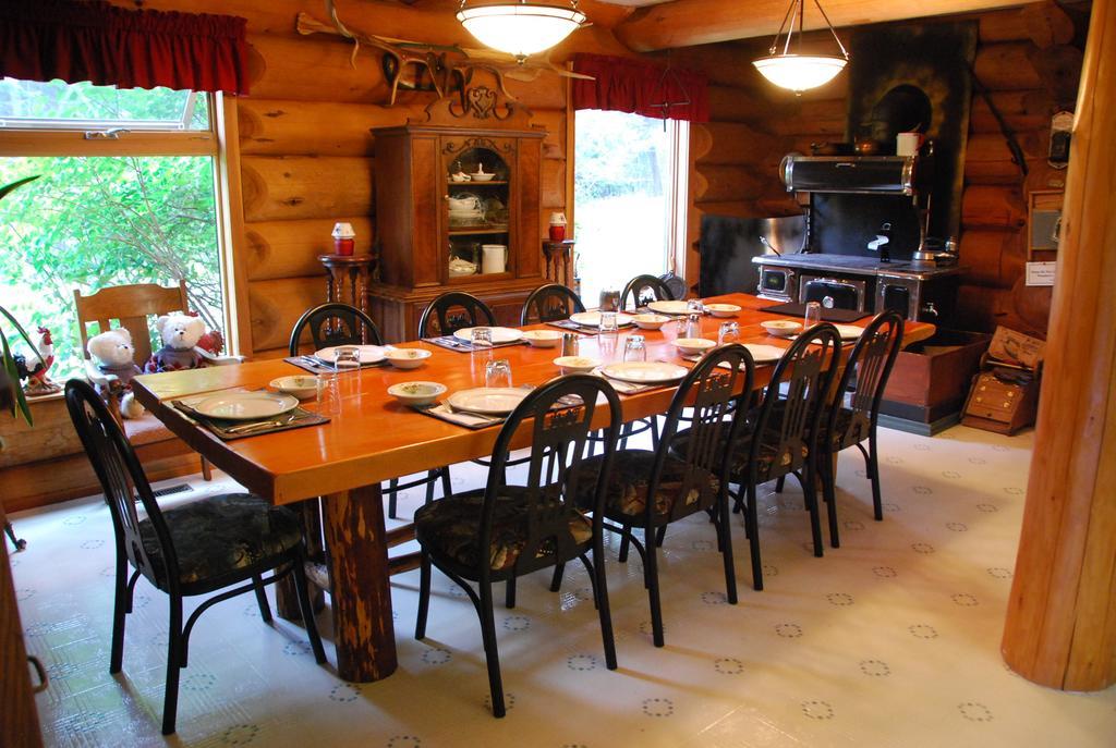Kicking Horse Canyon Guest House Golden Eksteriør billede