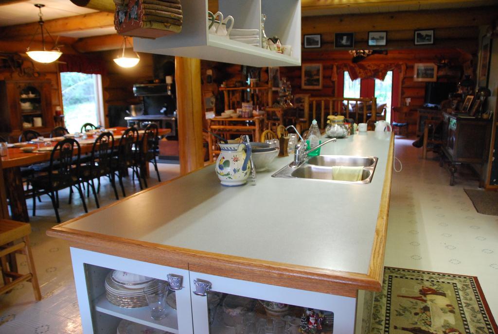 Kicking Horse Canyon Guest House Golden Eksteriør billede