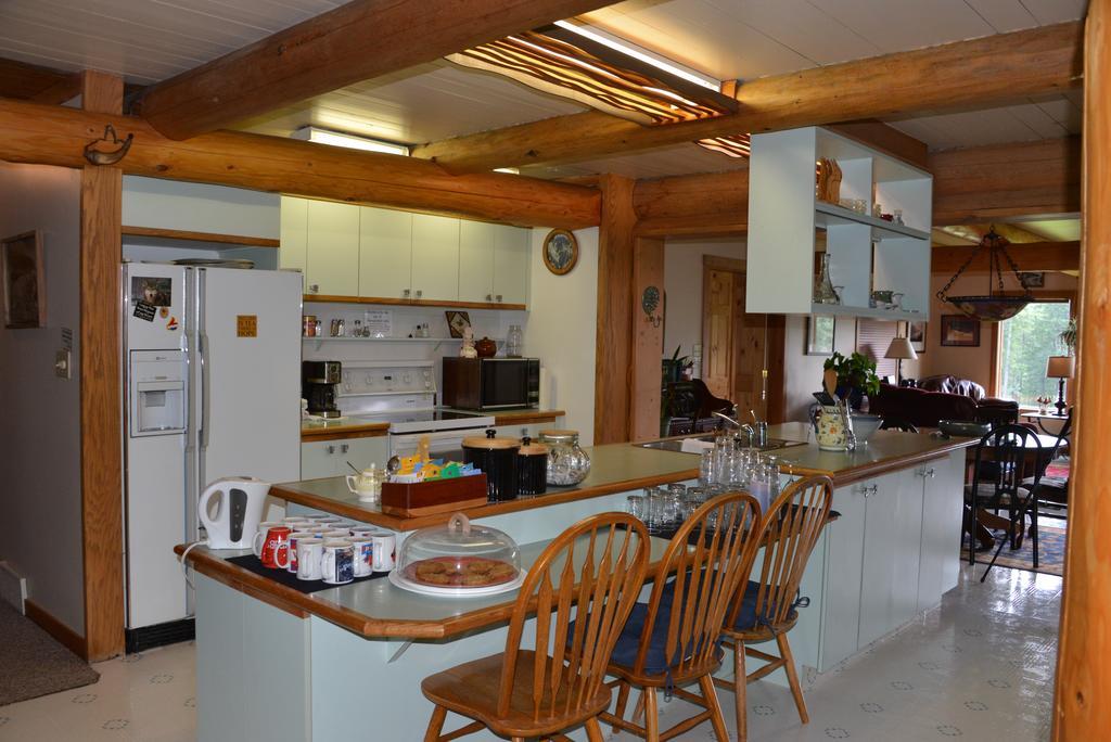 Kicking Horse Canyon Guest House Golden Eksteriør billede