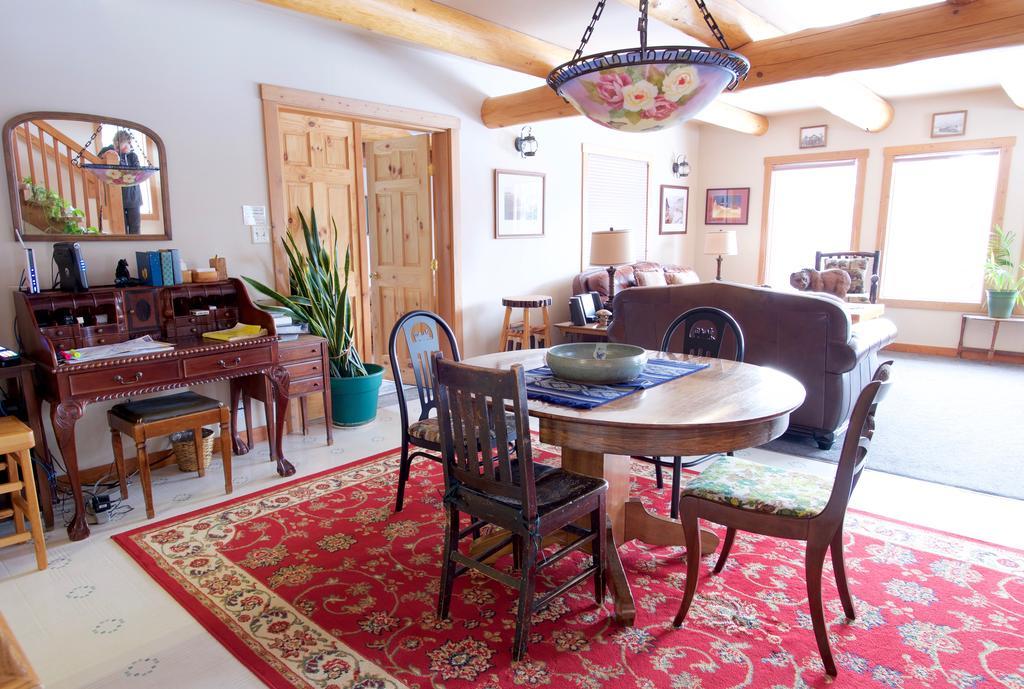 Kicking Horse Canyon Guest House Golden Eksteriør billede