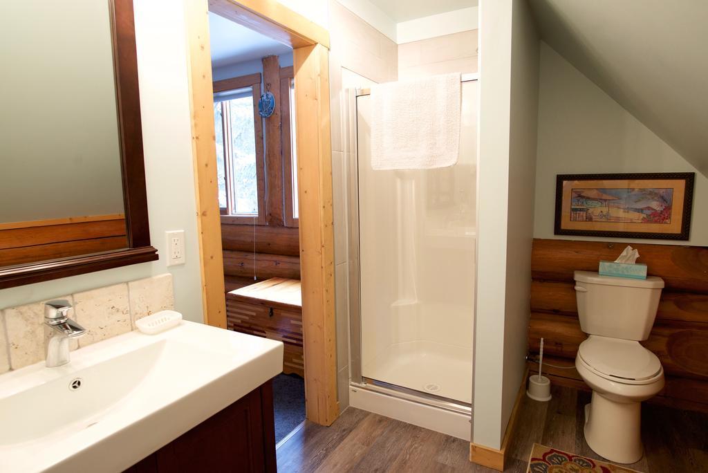 Kicking Horse Canyon Guest House Golden Eksteriør billede