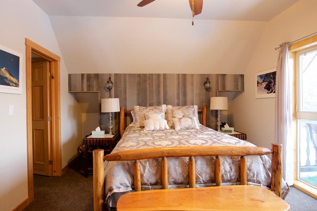 Kicking Horse Canyon Guest House Golden Eksteriør billede