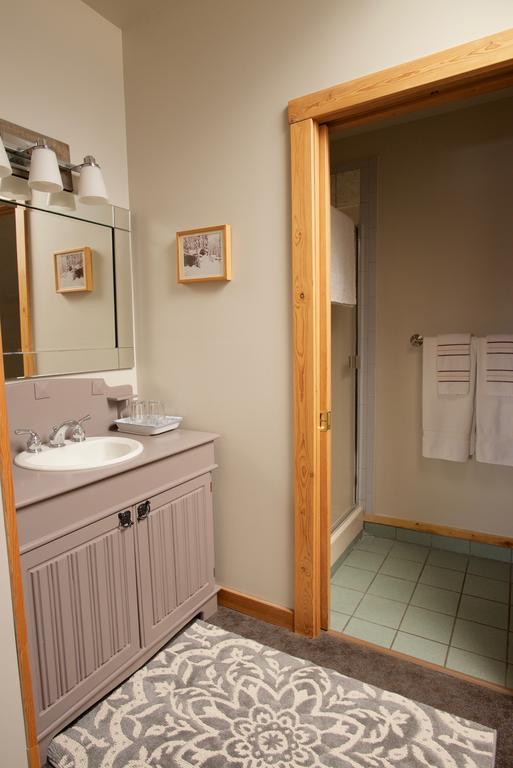Kicking Horse Canyon Guest House Golden Eksteriør billede