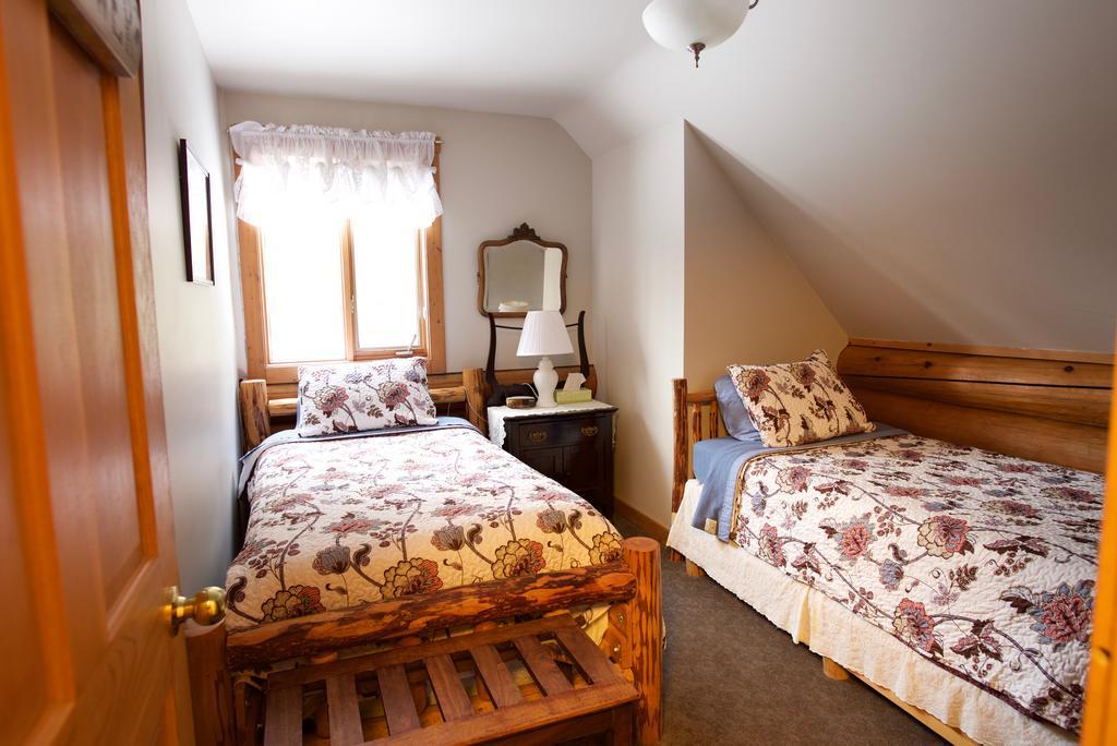 Kicking Horse Canyon Guest House Golden Eksteriør billede