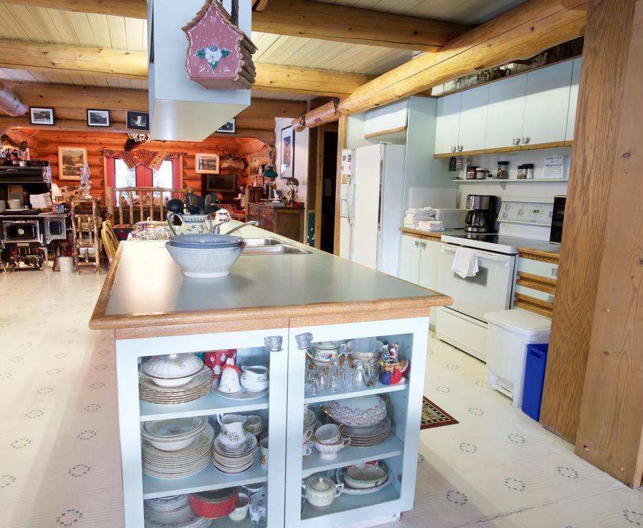Kicking Horse Canyon Guest House Golden Eksteriør billede